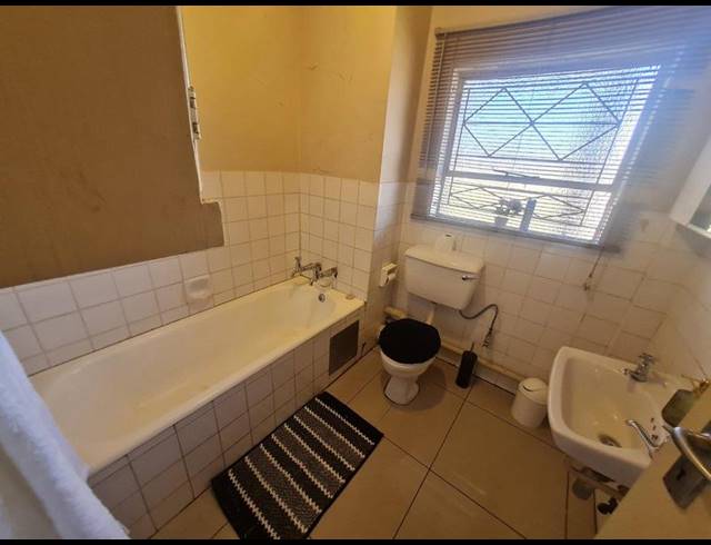 2 BEDROOM APARTMENT FOR SALE IN VANDERBIJLPARK CE 2..